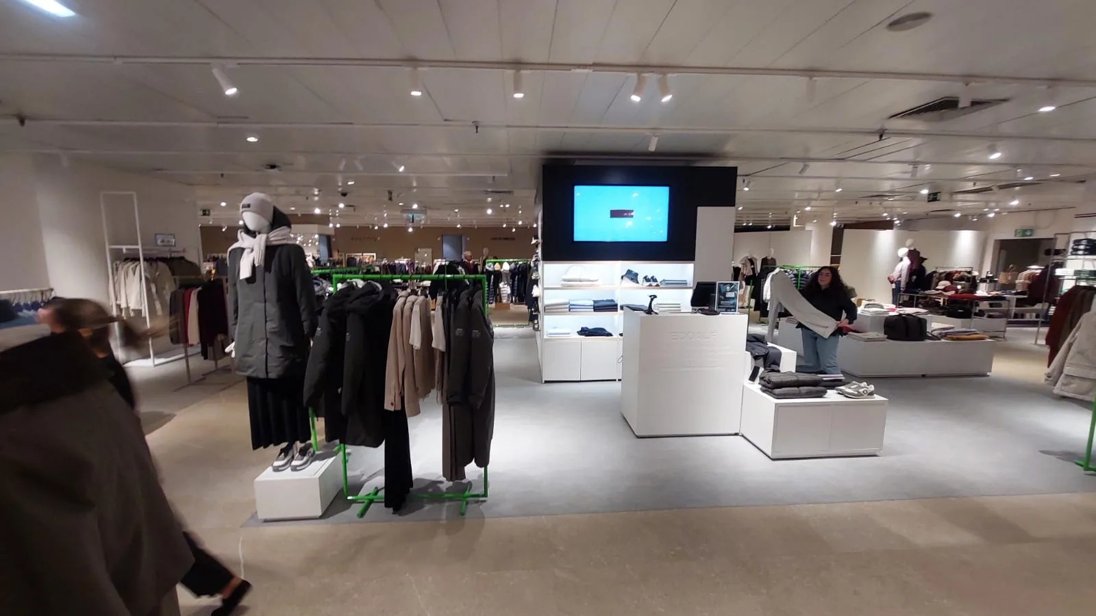 Ecoalf Vigo womenswear completed corner 2