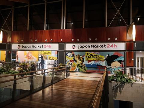 Japon Market León mall walkway signage