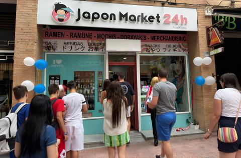 Japon Market Móstoles storefront with opening queue